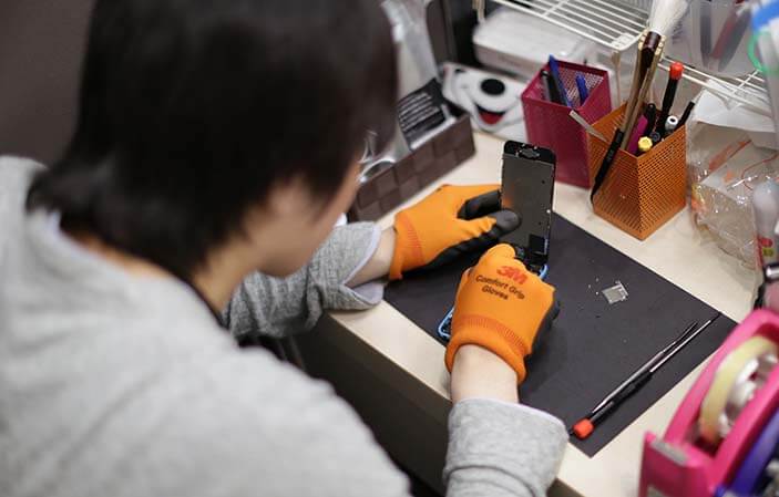 SmaPla イオンモール上尾店のiPhone修理の様子