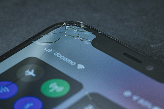 iPhoneのガラス面が割れた場合、<br>自分で対処せずに修理業者で直してもらおう