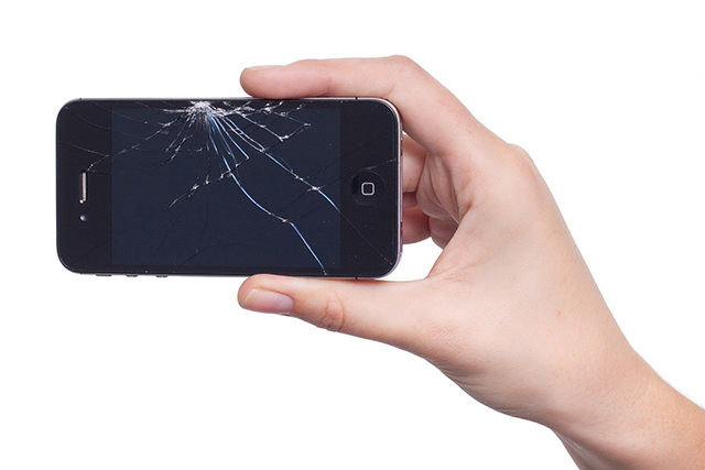 Iphoneの画面割れを放置しておくとどうなる 危険性を解説 Iphone修理お役立ち情報